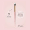 Ein K22: Tall Fluffy Blender-Make-up-Pinsel mit rosa Griff wird auf einem hellrosa Hintergrund neben beschreibendem Text angezeigt.