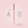 Auf einem hellen Hintergrund ist ein K24: Smoky Pencil Make-up-Pinsel in Pink mit einer konischen weißen Spitze abgebildet.