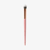 Der K25: Big Buffer Brush ist ein Make-up-Pinsel mit rosa Griff, goldener Zwinge und weißen fluffigen Borsten vor einem weißen Hintergrund.