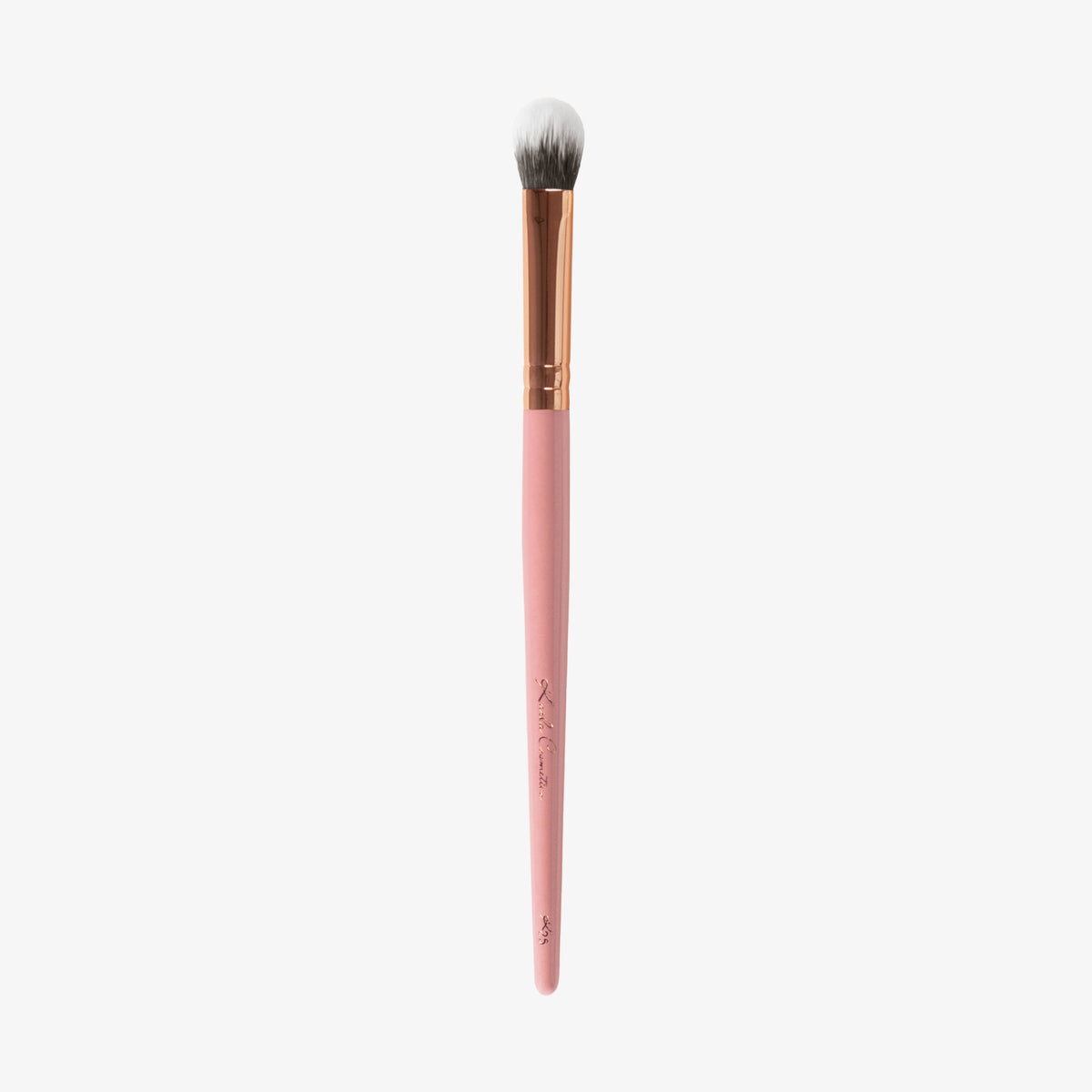Der K25: Big Buffer Brush ist ein Make-up-Pinsel mit rosa Griff, goldener Zwinge und weißen fluffigen Borsten vor einem weißen Hintergrund.