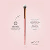 Der K25: Big Buffer ist ein Make-up-Pinsel mit rosa Griff und weißer Borstenspitze, perfekt zum Verblenden von Lidschatten.