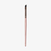 K26: Eyeliner-Pinsel mit abgewinkelter Spitze, rosa Griff und goldener Zwinge auf weißem Hintergrund.