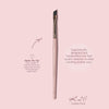 Der K26: Eyeliner-Pinsel verfügt über einen rosa Griff und eine abgewinkelte Spitze dunklen Borsten auf rose Hintergrund.