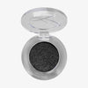 Offener runder transparenter Behälter des Moonshadow Matte Pressed Eyeshadow mit schwarzem leich glitzerndem Lidschatten.