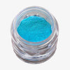 Offener transparenter Tiegel des Opal Moonstone Loose Multichrome Eyeshadow Clever Clogs mit blau-türkis schimmerndem Pigment auf weißem Hintergrund.