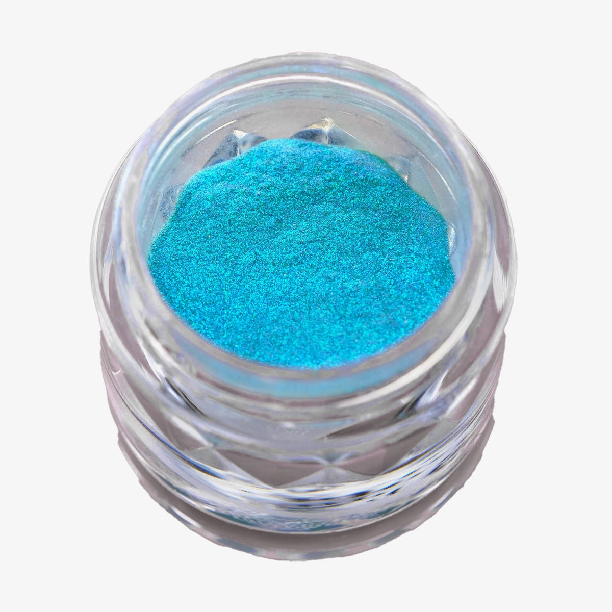 Offener transparenter Tiegel des Opal Moonstone Loose Multichrome Eyeshadow Clever Clogs mit blau-türkis schimmerndem Pigment auf weißem Hintergrund.