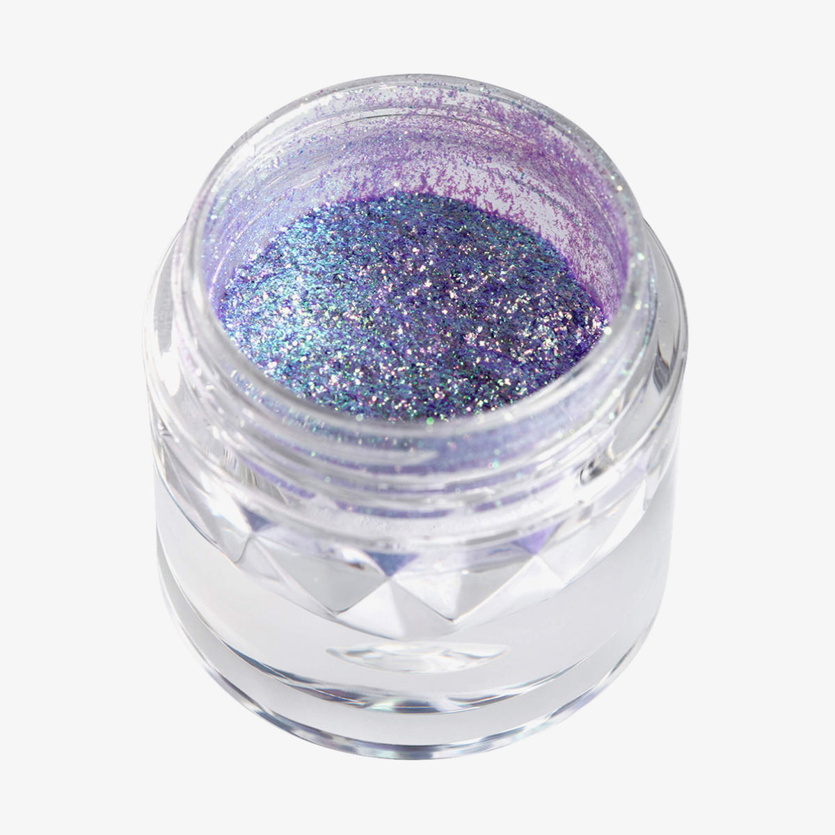 Offener transparenter Tiegel des Opal Moonstone Loose Multichrome Eyeshadow Cry Baby mit lila schimmerndem Pigment auf weißem Hintergrund.