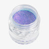 Offener transparenter Tiegel des Opal Moonstone Loose Multichrome Eyeshadow Lazy Bones mit lila-blau schimmerndem Pigment auf weißem Hintergrund.