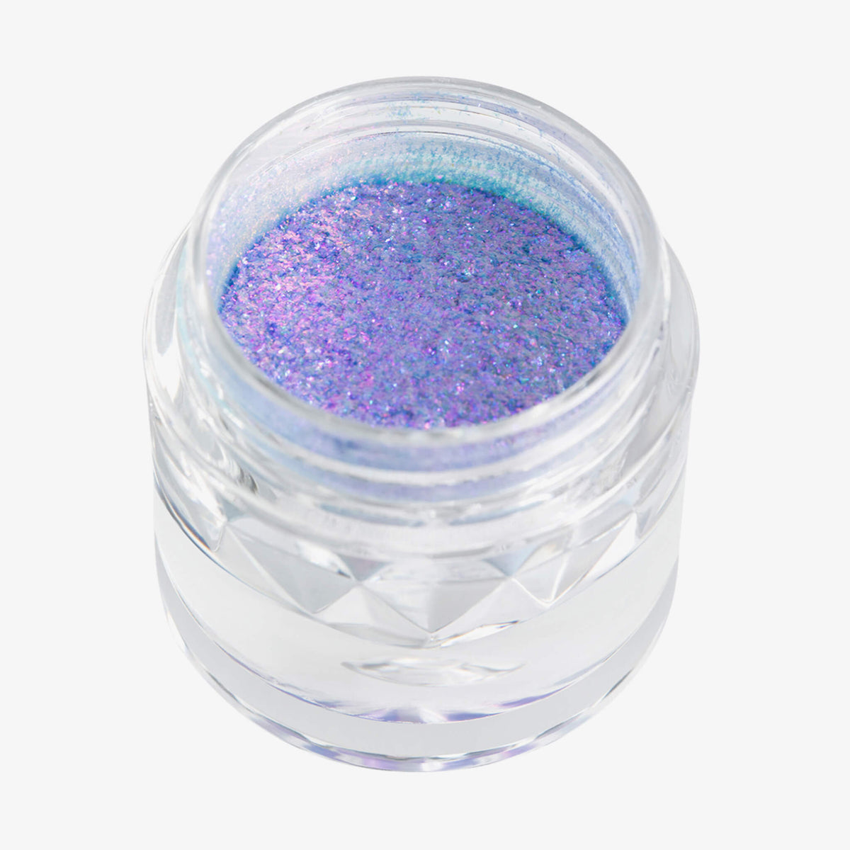 Offener transparenter Tiegel des Opal Moonstone Loose Multichrome Eyeshadow Lazy Bones mit lila-blau schimmerndem Pigment auf weißem Hintergrund.