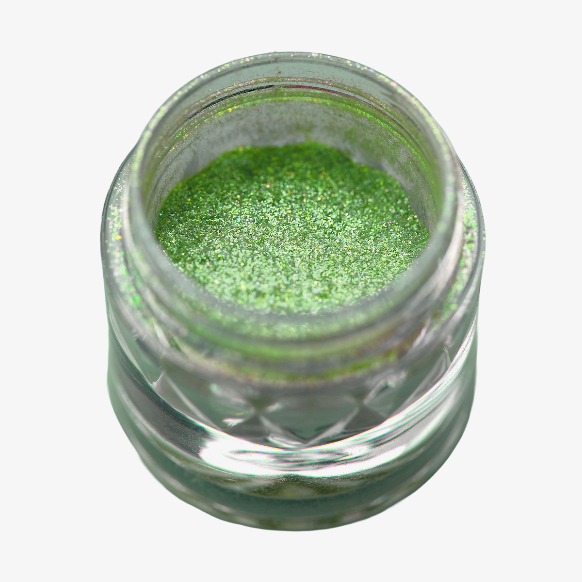 Offener transparenter Tiegel des Opal Moonstone Loose Multichrome Eyeshadow Lucky Charm mit grün schimmerndem Pigment auf weißem Hintergrund.