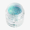 Offener transparenter Tiegel des Opal Moonstone Loose Multichrome Eyeshadow Sleepy Head mit türkis schimmerndem Pigment auf weißem Hintergrund.