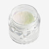 Offener transparenter Tiegel des Opal Multichrome Loose Eyeshadow Bubble Bath mit weiß-opal schimmerndem feinen Glitzer auf weißem Hintergrund.
