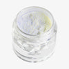 Offener transparenter Tiegel des Opal Multichrome Loose Eyeshadow Insomnia mit lila-weiß-opal schimmerndem Glitzer auf weißem Hintergrund.