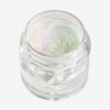 Offener transparenter Tiegel des Opal Multichrome Loose Eyeshadow Nightfall mit lila-weiß-grünlich schimmerndem Glitzer auf weißem Hintergrund.