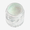 Offener transparenter Tiegel des Opal Multichrome Loose Eyeshadow Nightgown mit grünlich-weiß-opal schimmerndem Glitzer auf weißem Hintergrund.