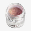 Offener transparenter Tiegel des Opal Multichrome Loose Eyeshadow Romance mit roségold schimmerndem Glitzer auf weißem Hintergrund.