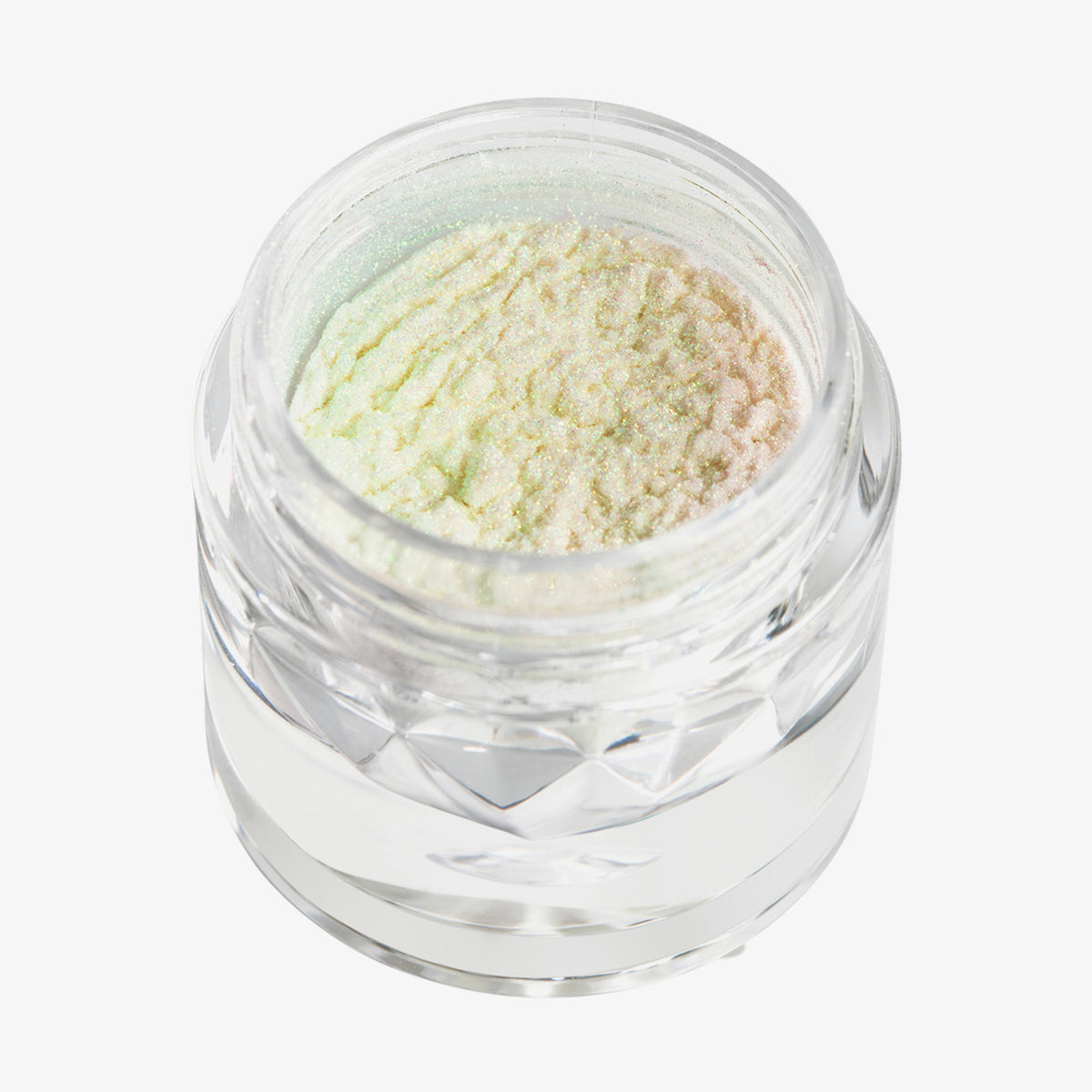 Offener transparenter Tiegel des Opal Multichrome Loose Eyeshadow Teddy Bear mit weiß-gelb und opal schimmerndem Glitzer auf weißem Hintergrund.