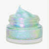 Offener transparenter Tiegel des Opal Shadow Potion Silky Gel Eyeshadow Cozy mit heller blau-lila schimmernder Textur auf weißem Hintergrund.