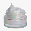 Offener transparenter Tiegel des Opal Shadow Potion Silky Gel Eyeshadow Rockabye Baby mit weißlich lila-grün schimmernder Textur auf weißem Hintergrund.