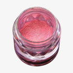 Offener transparenter Tiegel des Pastel Duochromes Loose Eyeshadow Ballerina Slipper mit pink-gold schimmernder Textur auf weißem Hintergrund.