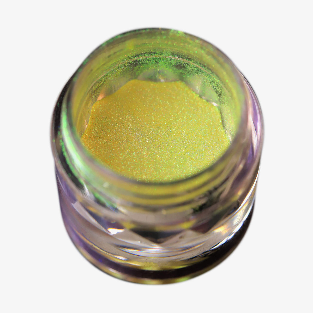 Offener transparenter Tiegel des Pastel Duochromes Loose Eyeshadow Buttercup mit gelb schimmernder Textur auf weißem Hintergrund.