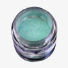 Offener transparenter Tiegel des Pastel Duochromes Loose Eyeshadow Buttons mit heller türkis schimmernder Textur auf weißem Hintergrund.