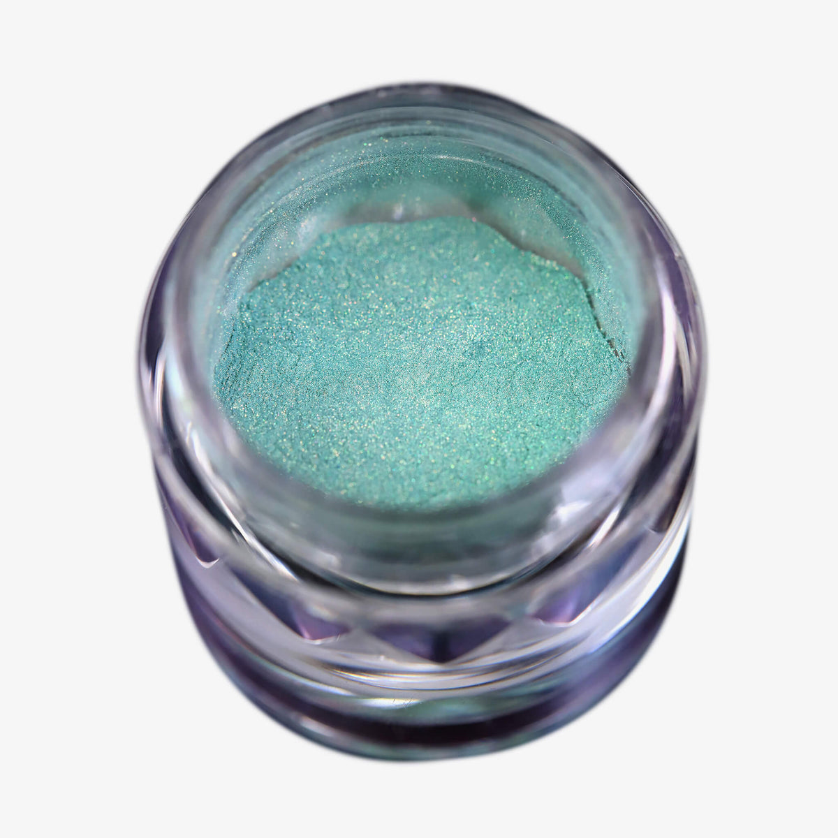 Offener transparenter Tiegel des Pastel Duochromes Loose Eyeshadow Buttons mit heller türkis schimmernder Textur auf weißem Hintergrund.