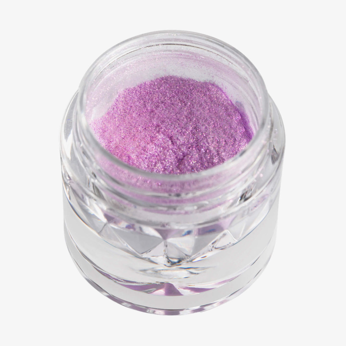 Offener transparenter Tiegel des Pastel Duochromes Loose Eyeshadow Dolly mit hellviolett schimmernder Textur auf weißem Hintergrund.