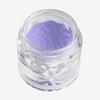 Offener transparenter Tiegel des Pastel Duochromes Loose Eyeshadow Frosting mit helllila schimmernder Textur auf weißem Hintergrund.