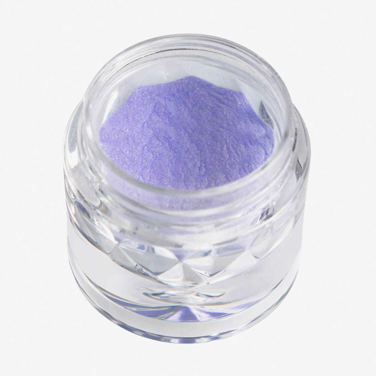 Offener transparenter Tiegel des Pastel Duochromes Loose Eyeshadow Frosting mit helllila schimmernder Textur auf weißem Hintergrund.