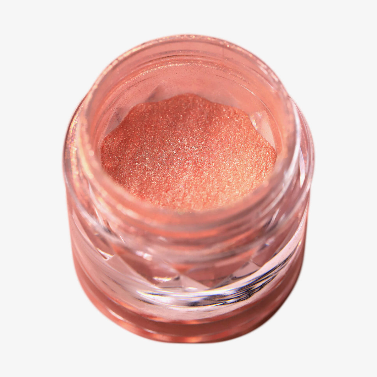 Offener transparenter Tiegel des Pastel Duochromes Loose Eyeshadow Pigtails mit pfirsichfarben schimmernder Textur auf weißem Hintergrund.
