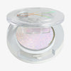 Offene transparente Kompaktdose des Pressed Opal Multichrome Eyeshadow Beauty Sleep mit violett-opal schimmerndem Lidschatten auf weißem Hintergrund.