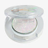 Offene transparente Kompaktdose des Pressed Opal Multichrome Eyeshadow Nightgown mit opal-rosa schimmerndem Lidschatten auf weißem Hintergrund.