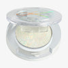 Offene transparente Kompaktdose des Pressed Opal Multichrome Eyeshadow Rockabye Baby mit gelbligh-opal schimmerndem gepressten Lidschatten auf weißem Hintergrund.