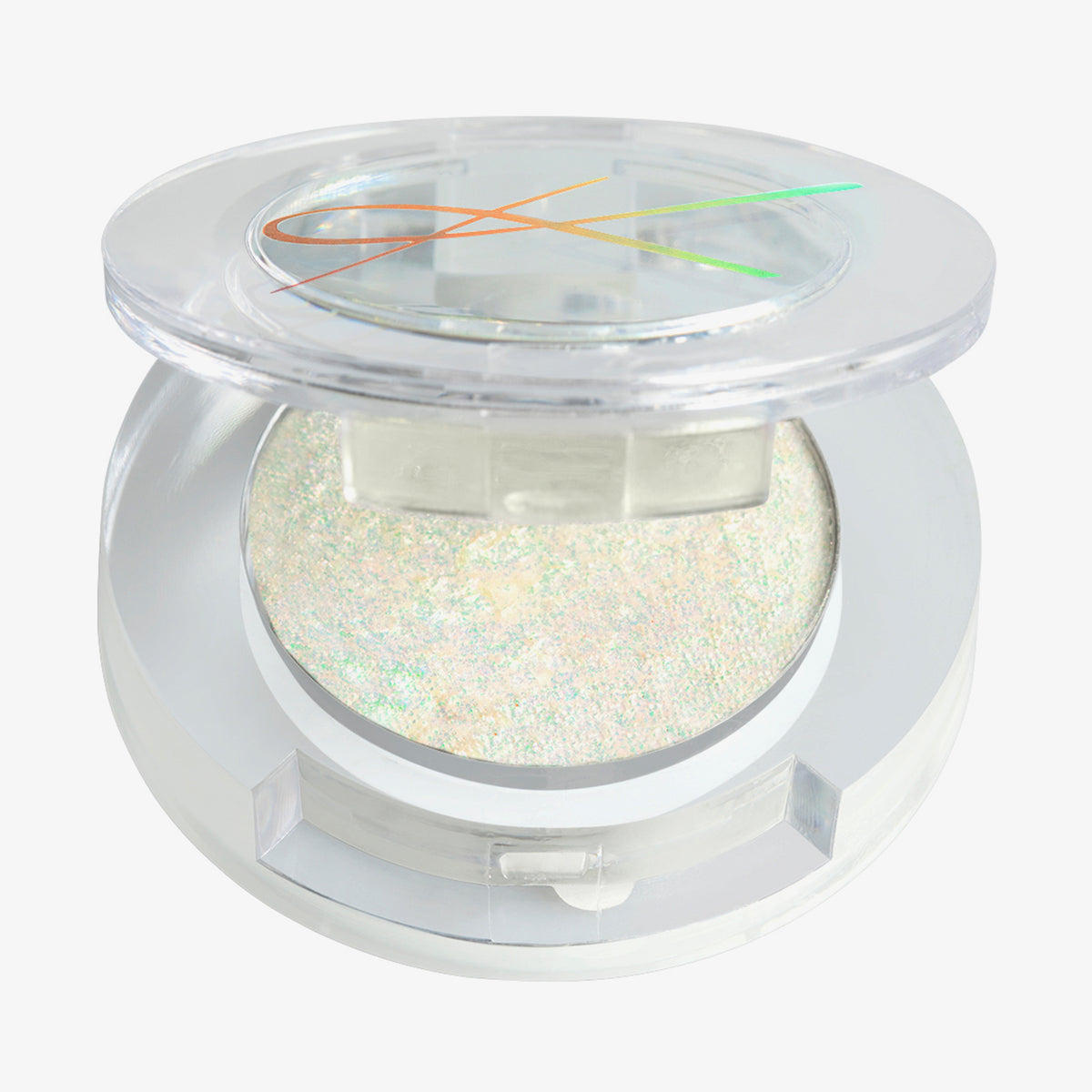 Offene transparente Kompaktdose des Pressed Opal Multichrome Eyeshadow Rockabye Baby mit gelbligh-opal schimmerndem gepressten Lidschatten auf weißem Hintergrund.