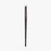 Der Lethal Cosmetics 215 Shading Brush hat einen schwarzen Griff und weiße Borsten, die auf einem schlichten weißen Hintergrund abgebildet sind.