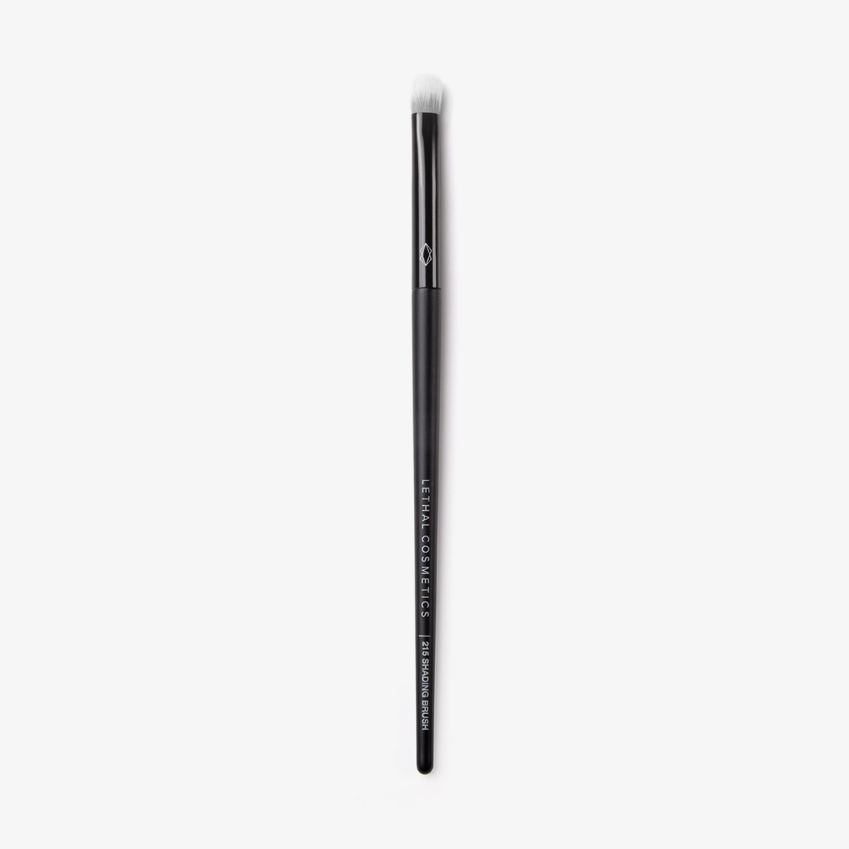 Der Lethal Cosmetics 215 Shading Brush hat einen schwarzen Griff und weiße Borsten, die auf einem schlichten weißen Hintergrund abgebildet sind.