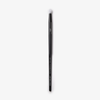 Ein schwarzer Schminkpinsel mit weißen Borsten, beschriftet mit Lethal Cosmetics 220 Pencil Brush, auf weißem Hintergrund.