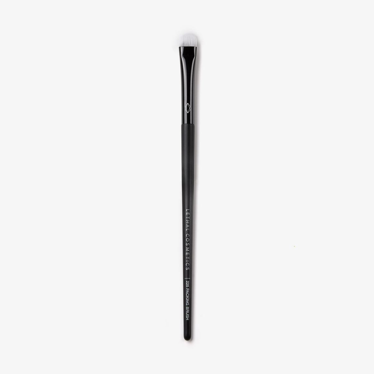Der Lethal Cosmetics 225 Packing Brush hat einen schwarzen Griff und eine flache, abgerundete Borstenspitze, die auf einem weißen Hintergrund abgebildet ist.
