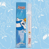 Blaue Verpackung und transparente Tube Adventure Time Liquid Eyeliner in der Farbe Ice King (Opal mit Glitzer) und Abbildungen des Eiskönigs.