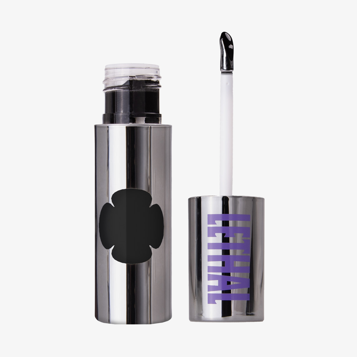 Geöffneter silberner Flacon ALCHEMY Eye Primer in Opus Magnum mit violettem LETHAL-Branding auf der Kappe, Chrom-Applikator und Fenster zum schwarzen Produkt.