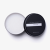 Eine Dose Lethal Cosmetics Brush Soap liegt mit teilweise geöffnetem Deckel da, der die feste Seife im Inneren zeigt.