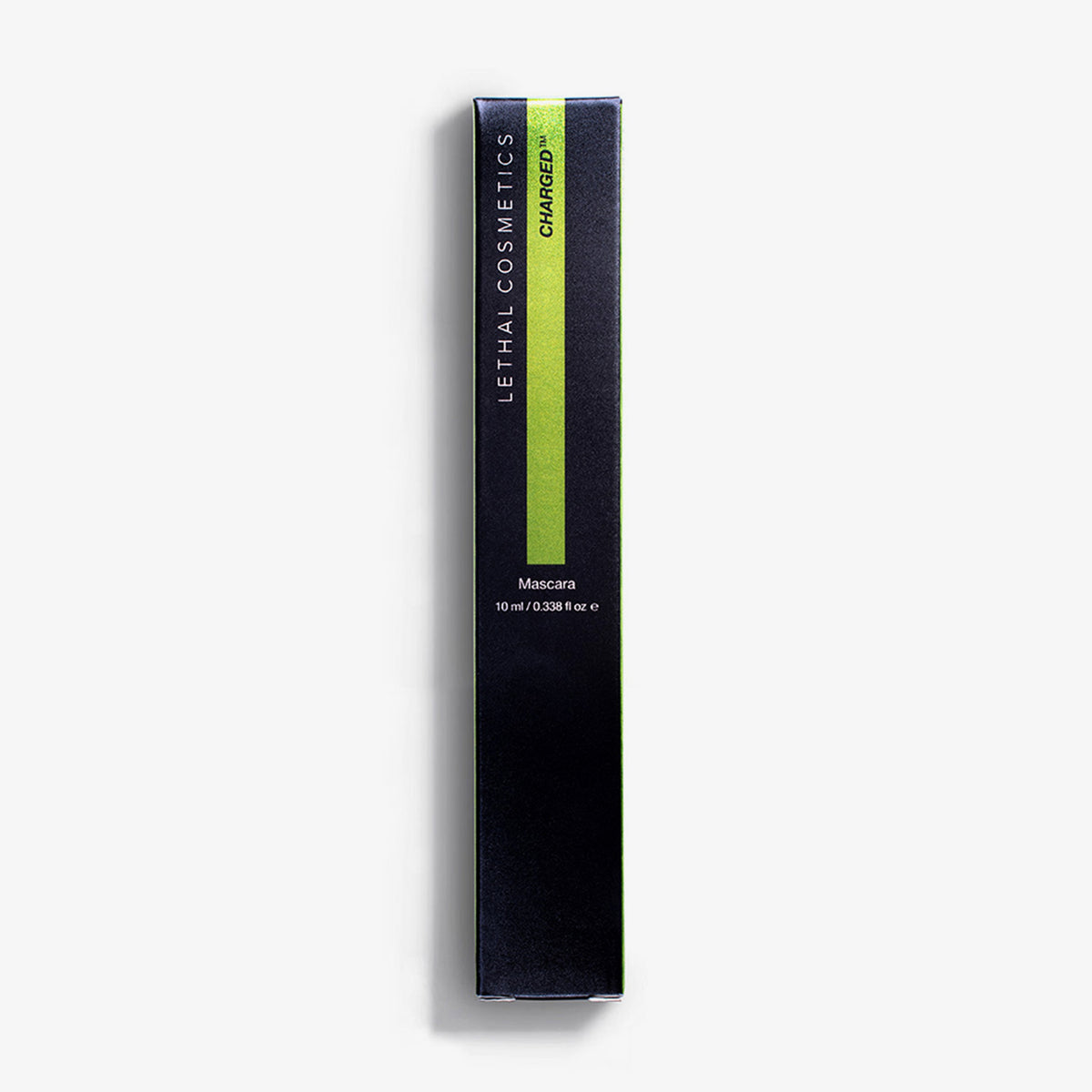 Schwarze rechteckige Verpackung der Lethal Cosmetics Mascara mit grünem Streifen und weißer Schrift auf hellem Hintergrund.