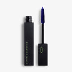 Offene eckige Tube Lethal Cosmetics CHARGED™ Mascara Pulse mit Silikonbürste und blauer Mascara auf weißem Hintergrund.