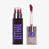 Eine Tube dunkelroter Infinity Lip Stains von Lethal Cosmetics mit einem daneben stehenden Applikatorstab.