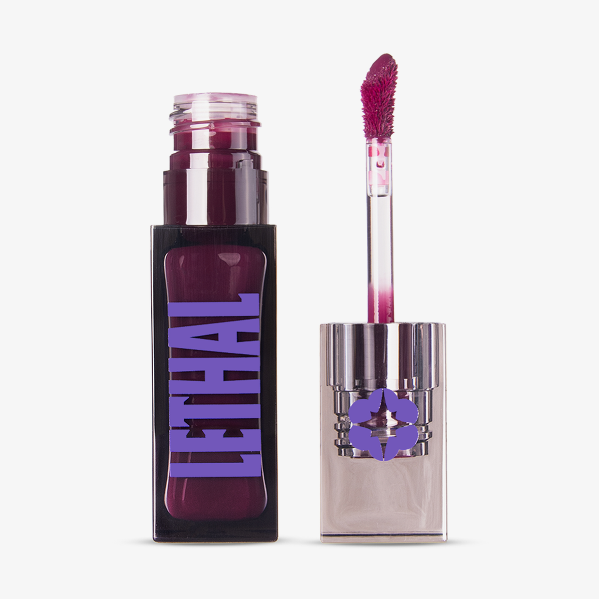 Mauvefarbener Lethal Cosmetics Lip Stain mit geöffnetem Applikator, transparentem Deckel und lila Logo, freigestellt vor weißem Hintergrund.