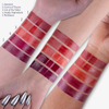 Fünf Muster der Infinity Lip Stains von Lethal Cosmetics werden auf drei Armen mit unterschiedlichen Hauttönen gezeigt, die mit 1 bis 5 gekennzeichnet sind und Schattierungen von Rot bis zu tiefem Lila aufweisen.