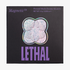 Hellblau-rosa glitzernder MAGNETIC™ Pressed Multichrome Shadow von Lethal Cosmetics in der Farbe "Genesis" in schwarzer Umverpackung mit Sichtfenster und lila LETHAL-Branding.