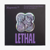 Lila glitzernder MAGNETIC™ Pressed Multichrome Shadow von Lethal Cosmetics in der Farbe "Moonstone" in schwarzer Umverpackung mit Sichtfenster und lila LETHAL-Branding.
