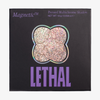 Champagner glitzernder MAGNETIC™ Pressed Multichrome Shadow von Lethal Cosmetics in der Farbe "Quartz" in schwarzer Umverpackung mit Sichtfenster und lila LETHAL-Branding.